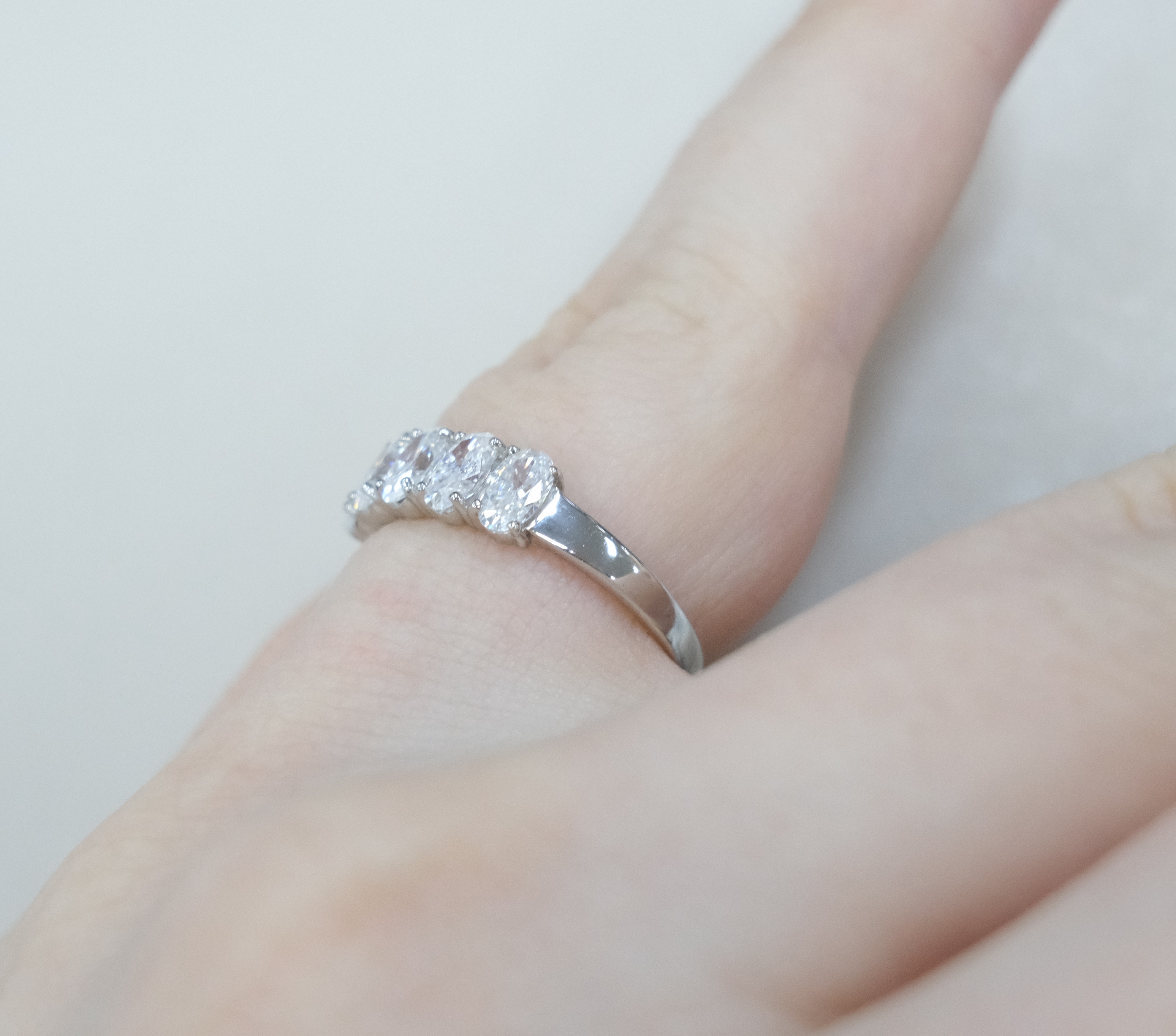 Серебряное кольцо с муассанитами